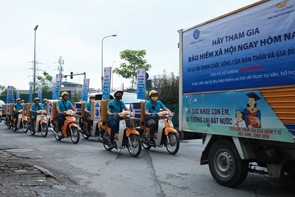 Bưu điện Việt Nam diễu hành tuyên truyền, vận động người dân tham gia BHXH tự nguyện đi qua một số tuyến phố.
